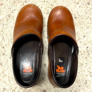 Dansko XPs - size 39 - dark tan